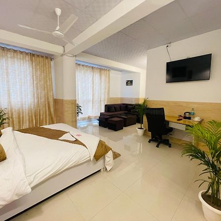 Dr White House - Noida Sector 18 Hotel Екстериор снимка