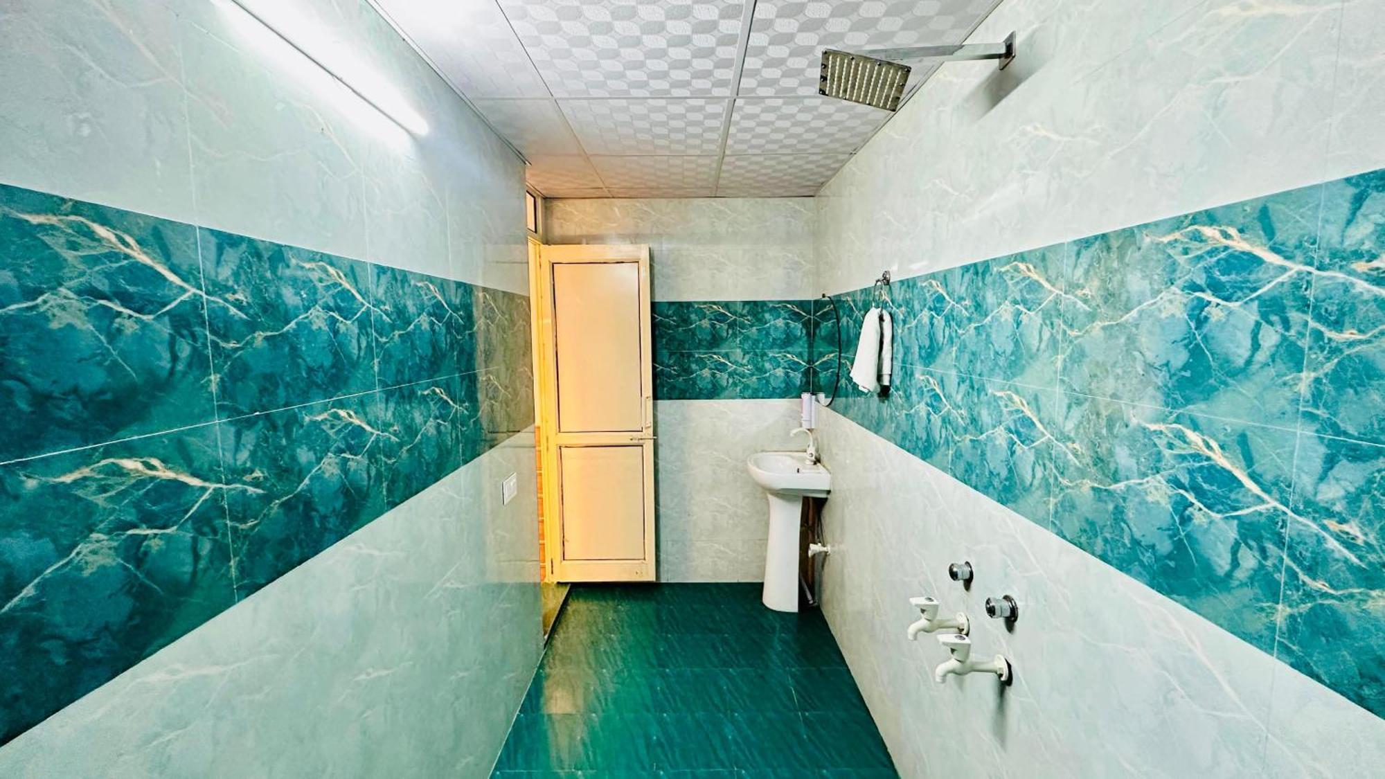 Dr White House - Noida Sector 18 Hotel Екстериор снимка