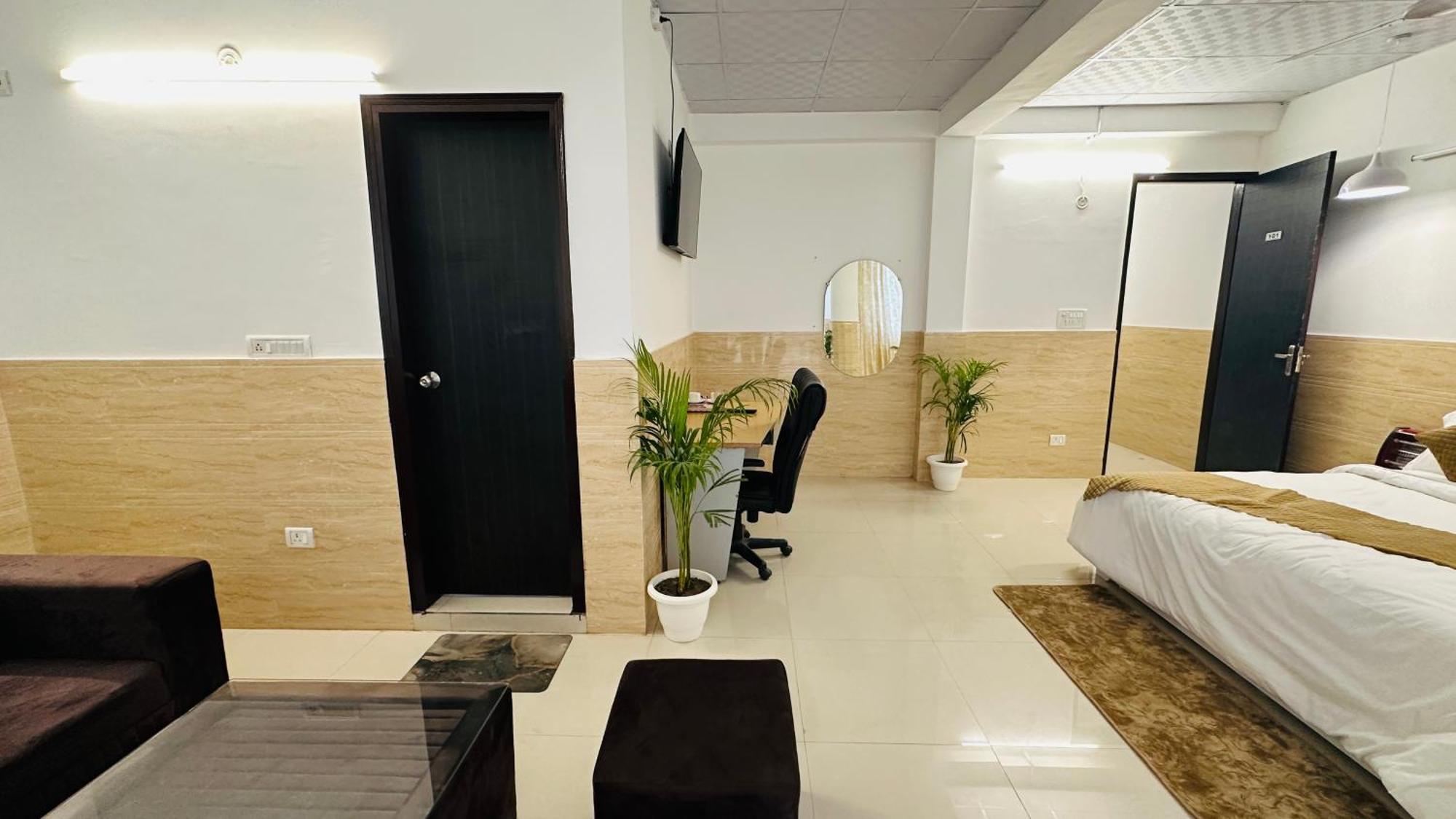 Dr White House - Noida Sector 18 Hotel Екстериор снимка
