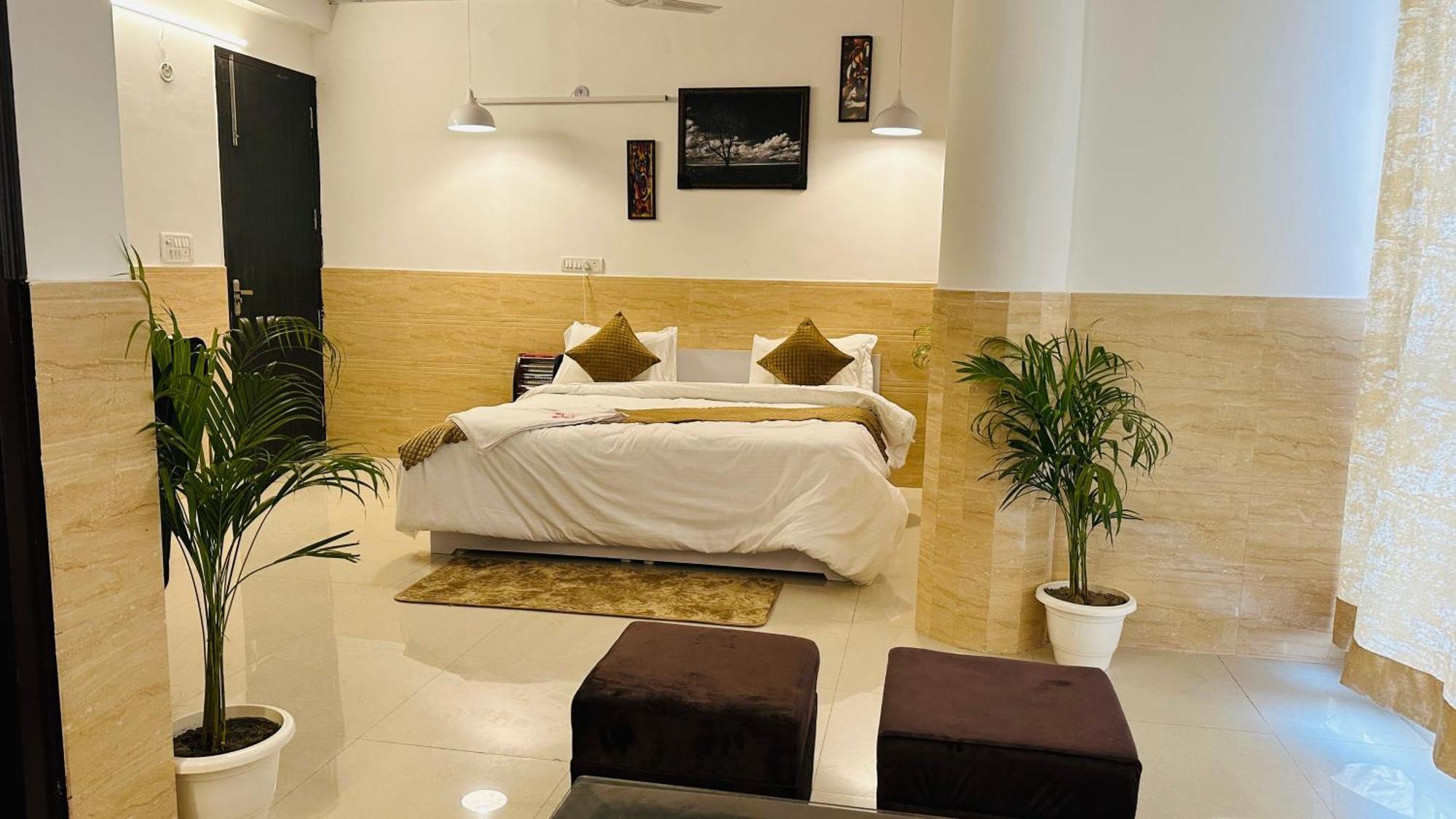Dr White House - Noida Sector 18 Hotel Екстериор снимка
