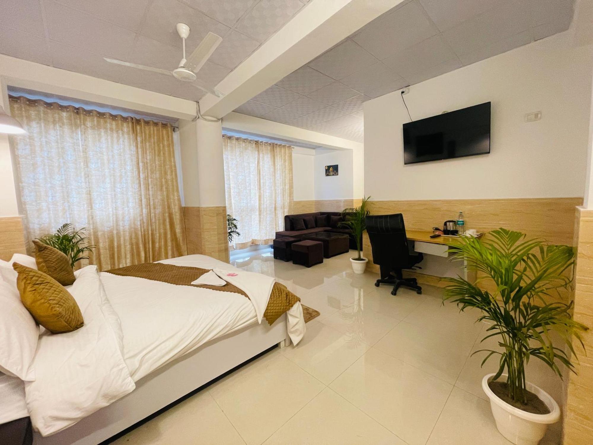 Dr White House - Noida Sector 18 Hotel Екстериор снимка