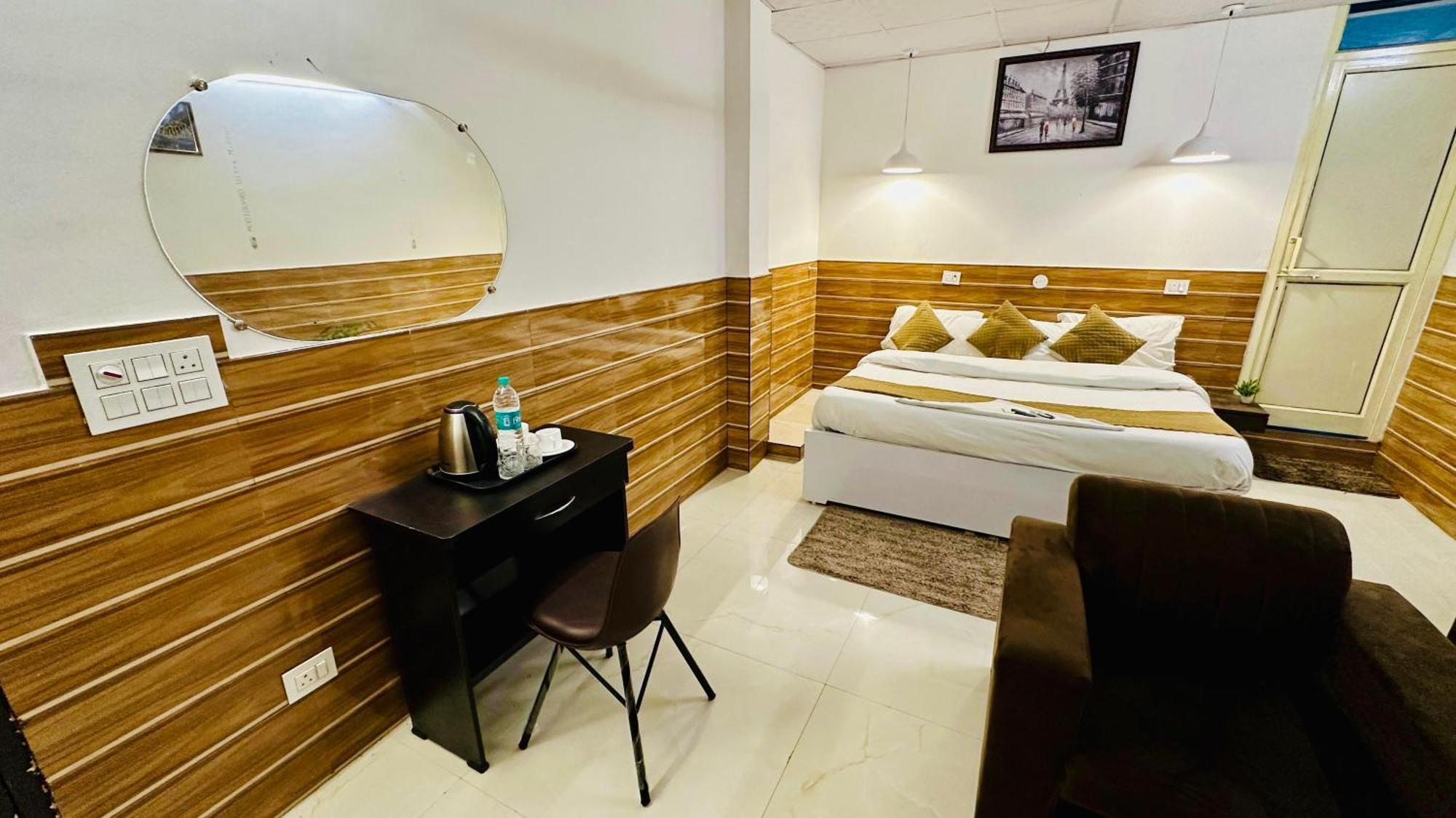 Dr White House - Noida Sector 18 Hotel Екстериор снимка