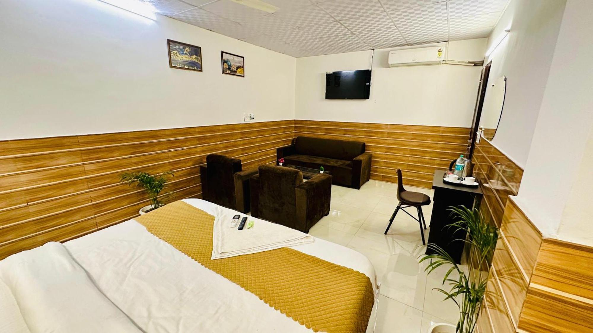 Dr White House - Noida Sector 18 Hotel Екстериор снимка