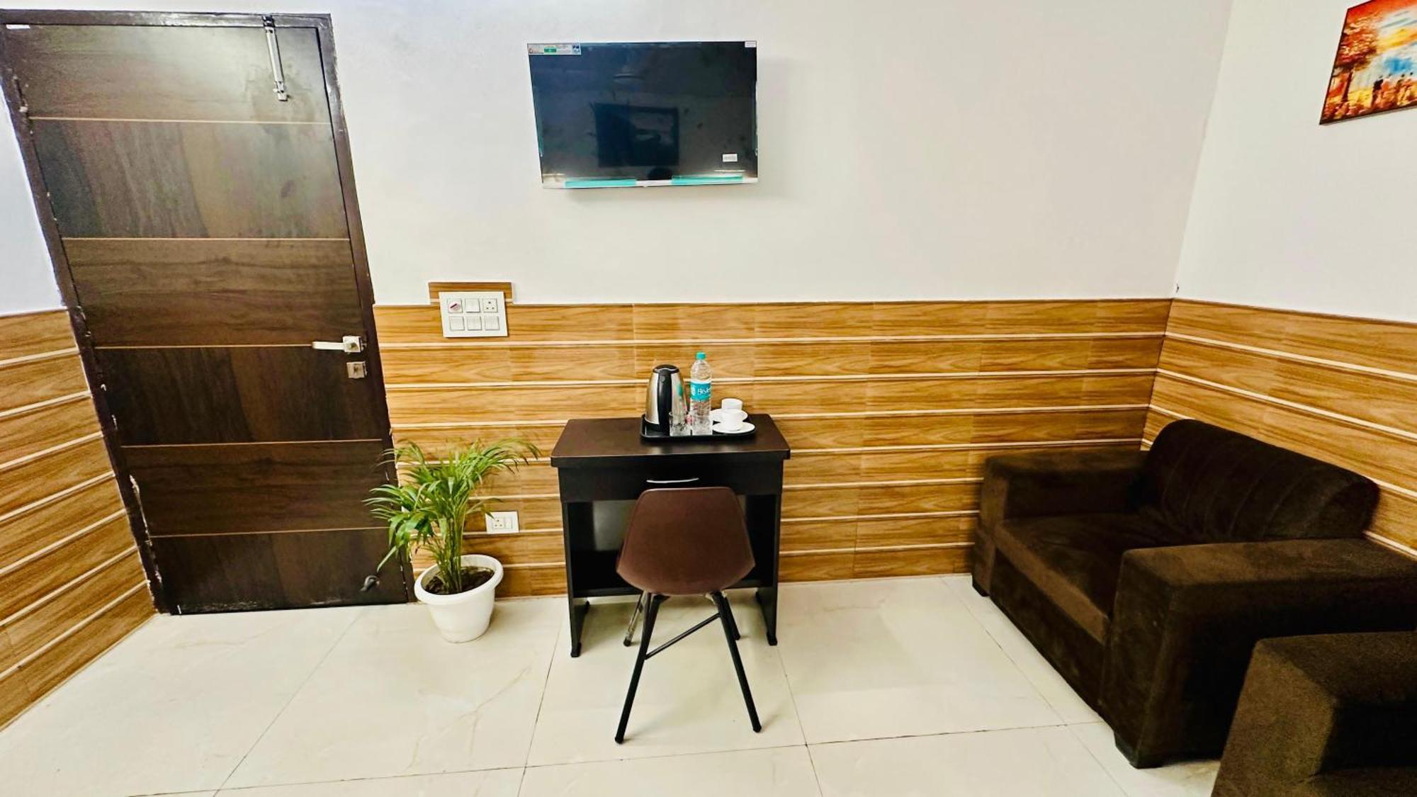 Dr White House - Noida Sector 18 Hotel Екстериор снимка