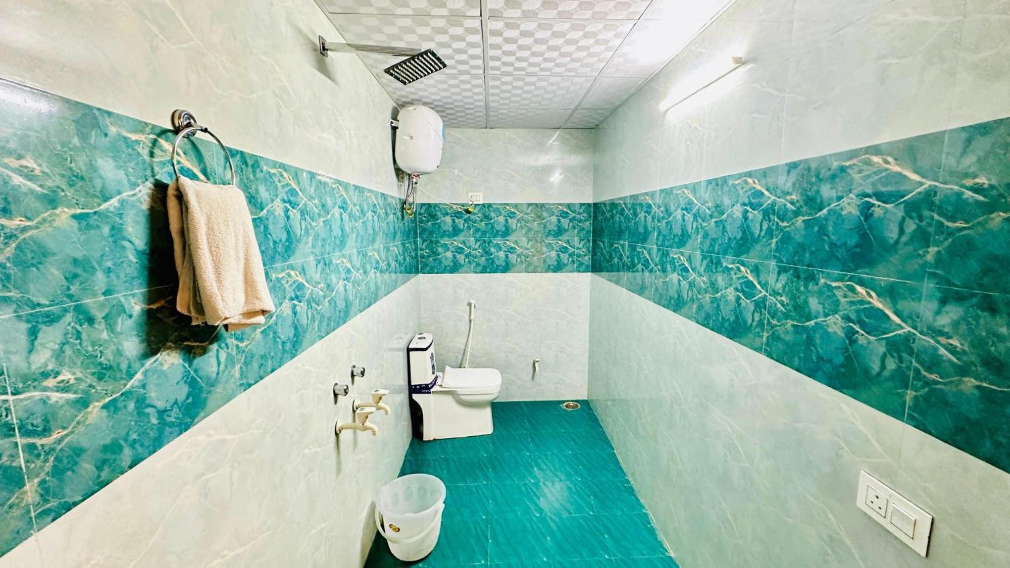 Dr White House - Noida Sector 18 Hotel Екстериор снимка