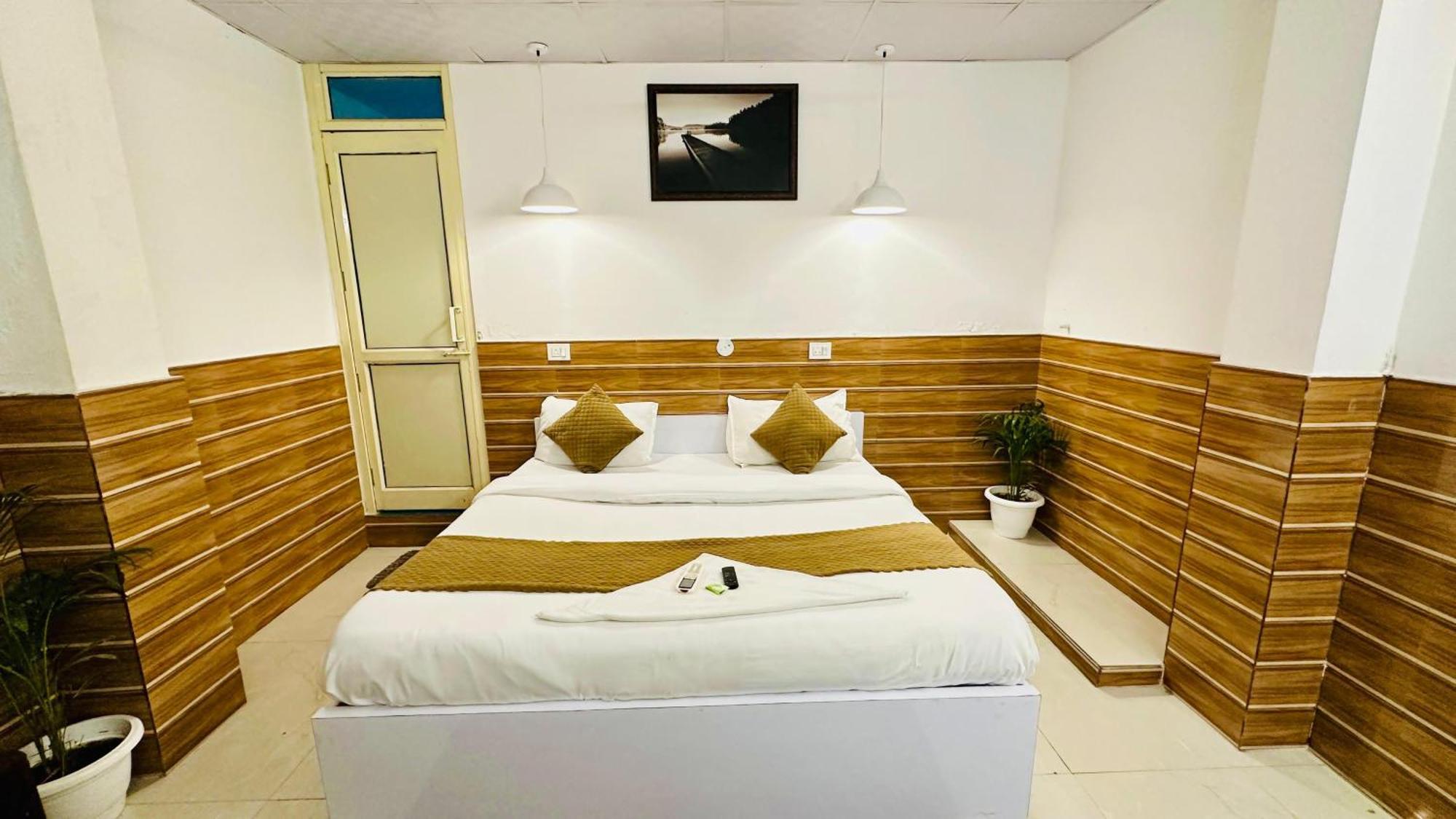 Dr White House - Noida Sector 18 Hotel Екстериор снимка