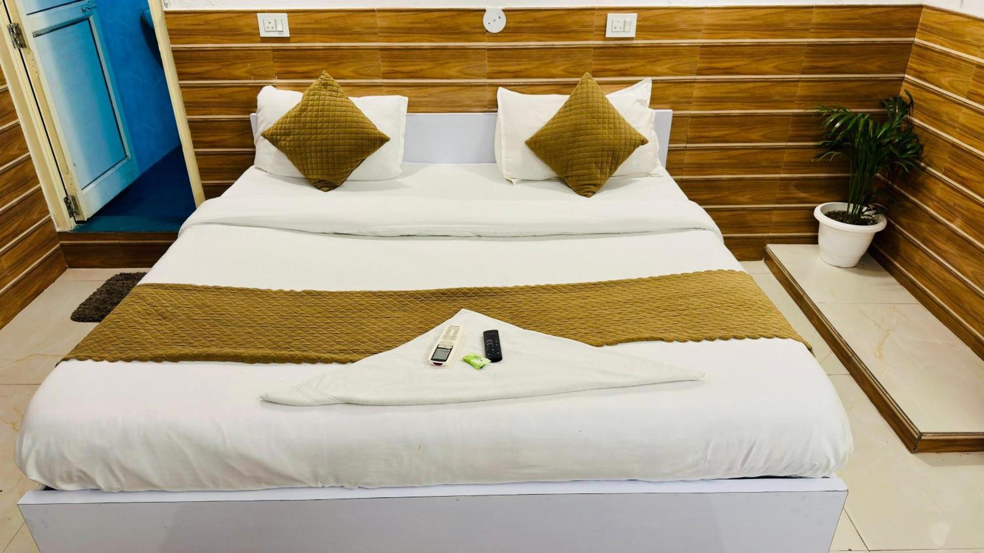 Dr White House - Noida Sector 18 Hotel Екстериор снимка