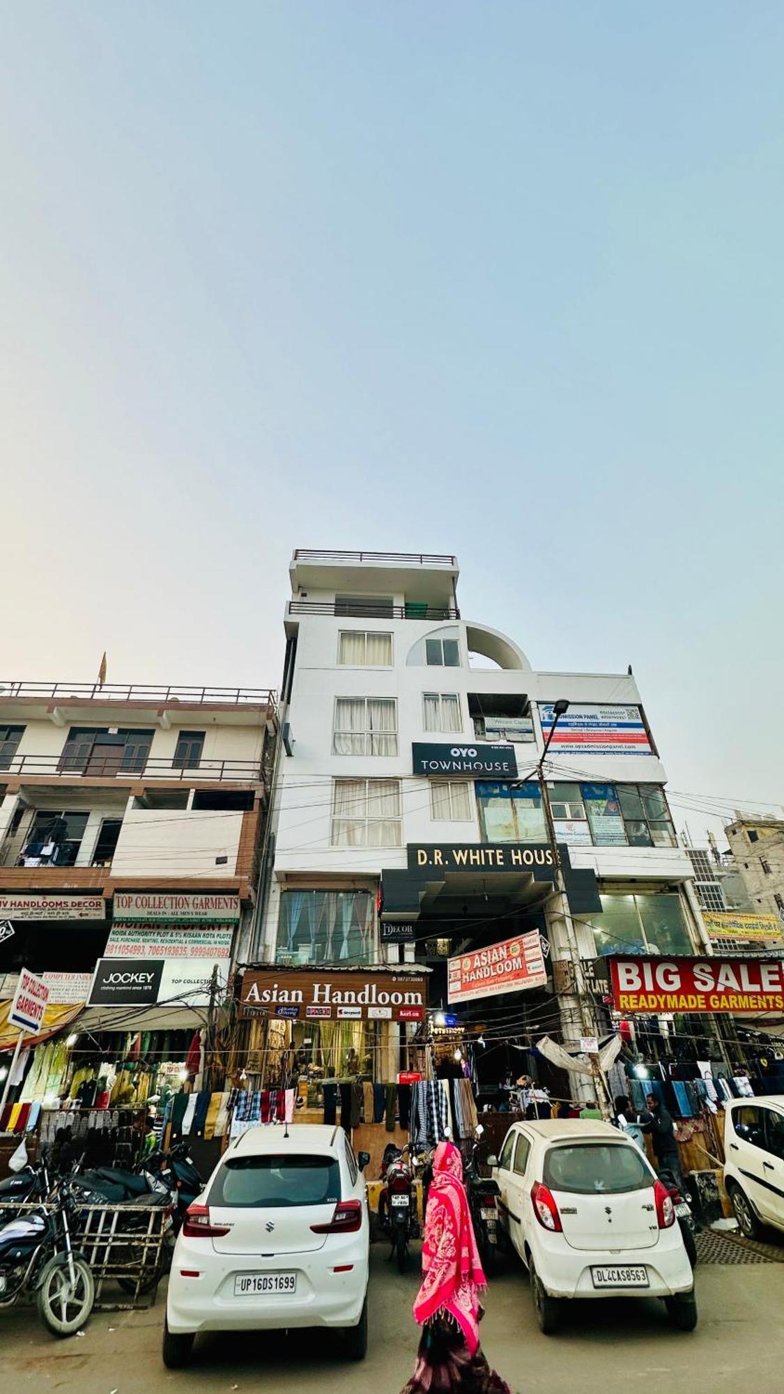 Dr White House - Noida Sector 18 Hotel Екстериор снимка